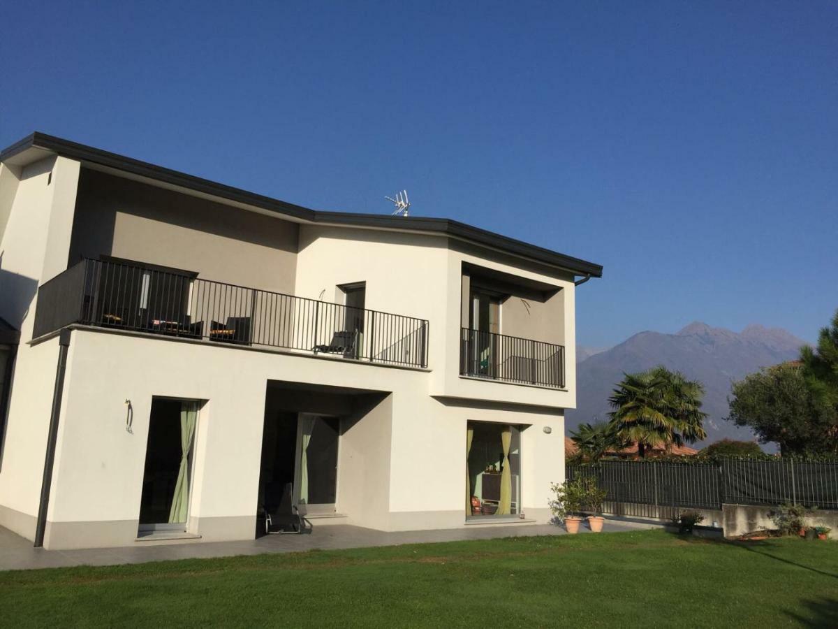 White House Lucia Vila Colico Exterior foto